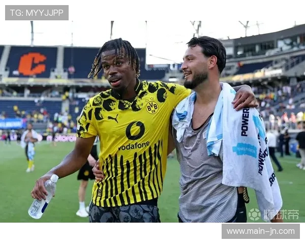 多特蒙德客场球迷高呼绝平，丘库埃梅卡补时救主狂欢